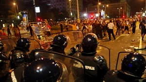 Peste 40 de persoane la spital, în urma violenţelor de la Belgrad