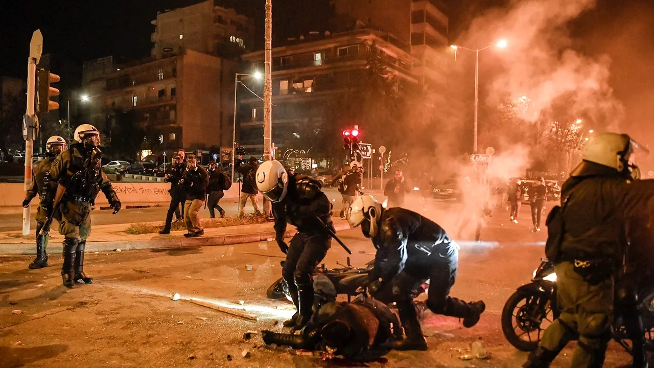 Proteste violente în Atena. Un poliţist a fost bătut de mulţimea furioasă