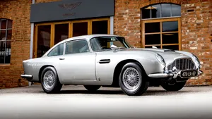 Maşina lui James Bond, un Aston Martin DB5, dotată cu arme automate, scoasă la licitaţie