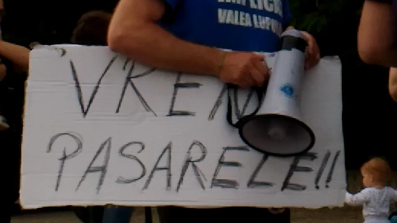FOTO Protest la Iaşi, unde oamenii cer construirea unei pasarele care să reducă numărul accidentelor rutiere