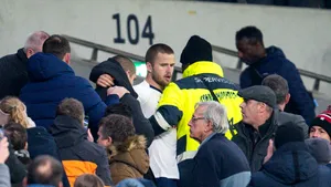 VIDEO: Momentul în care Eric Dier sare în tribune pentru a pune la punct un suporter care l-a jignit pe fratele său