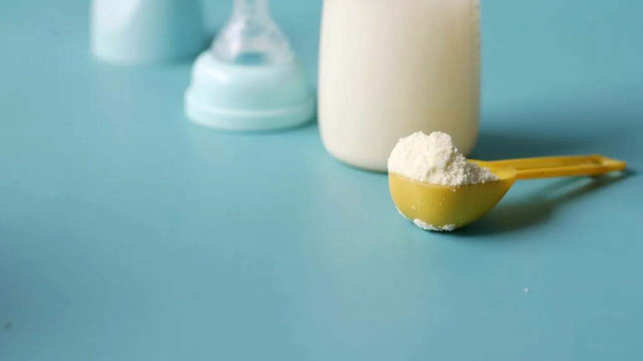 Alertă alimentară în România. ANSVSA anunță retragerea de pe piață a mai multor formule de lapte praf pentru sugari