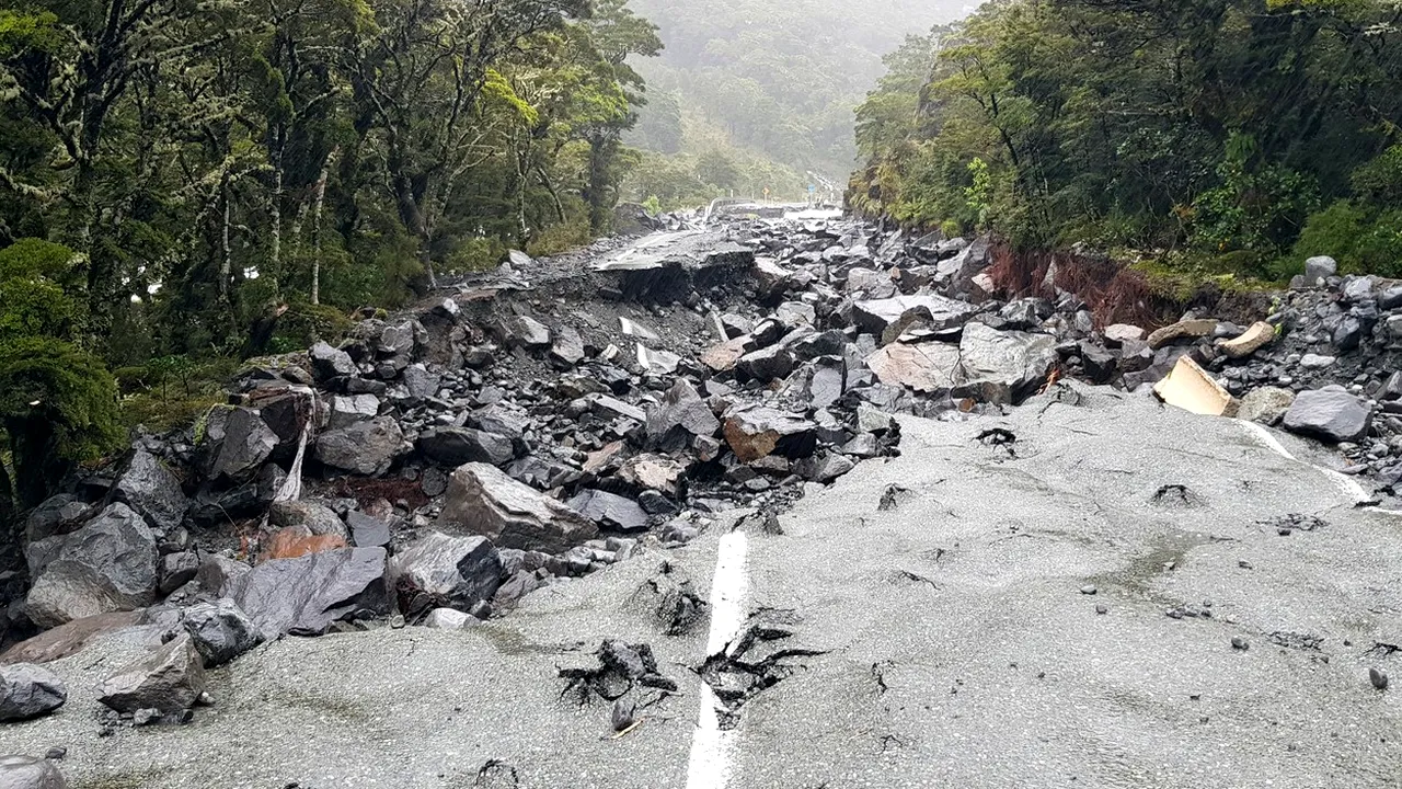 Cod roşu de intemperii, emis pentru prima dată în istoria Noii Zeelande. 2.000 de persoane au fost evacuate