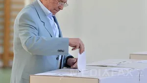 Iliescu, în secţia de votare: Am votat pentru USL, important este să fie o prezenţă bună la alegeri