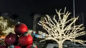 A început montarea decoraţiunilor de Crăciun pe străzile Capitalei