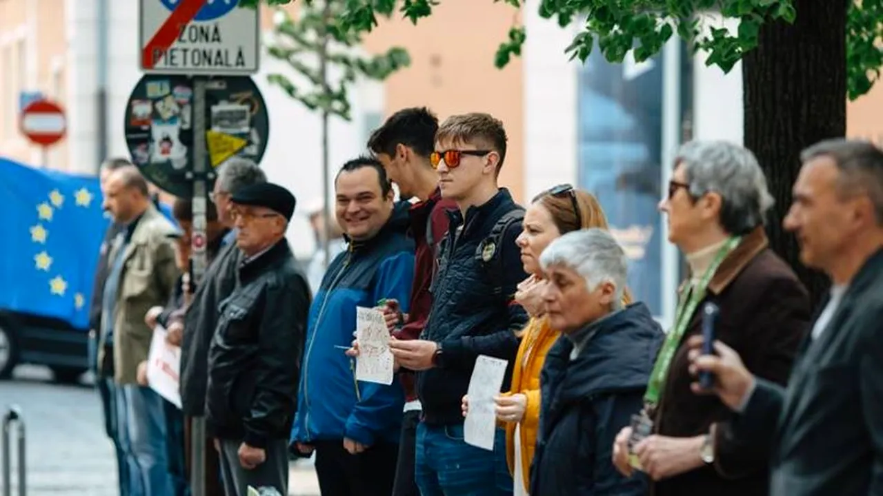Protestul mut „Vă vedem din Sibiu”, organizat de 669 de zile, se suspendă „până la configurarea unei noi formule de guvernare”