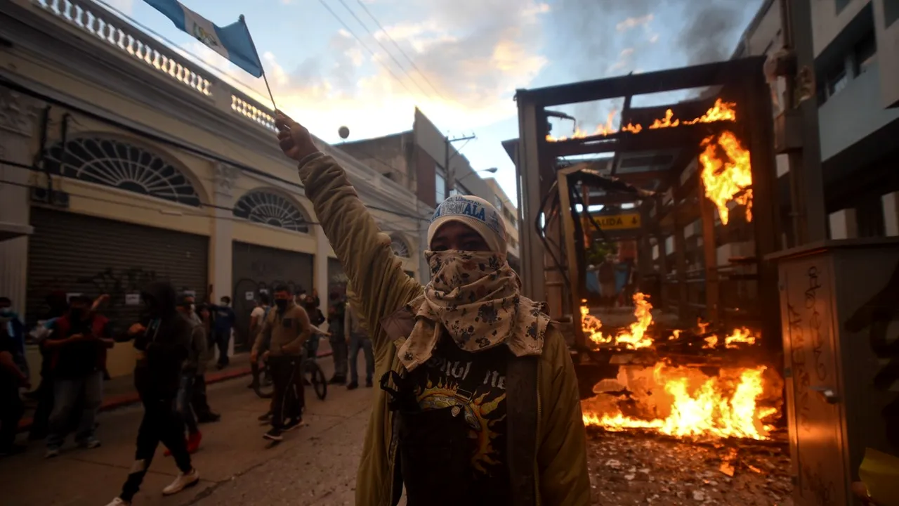 Guatemalienii sunt supăraţi foc. Protestatarii au ars o parte a clădirii în care se află Guvernul
