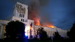 Un INCENDIU violent a distrus o parte a unei clădiri emblematice din Liverpool