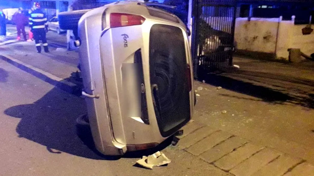 Cinci răniţi, între care trei copii, în Cluj, după ce maşina în care erau s-a răsturnat