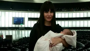 Elena Băsescu, cu fiica sa în Parlamentul European: De luni am revenit la muncă, am luat-o cu mine la Strasbourg - FOTO