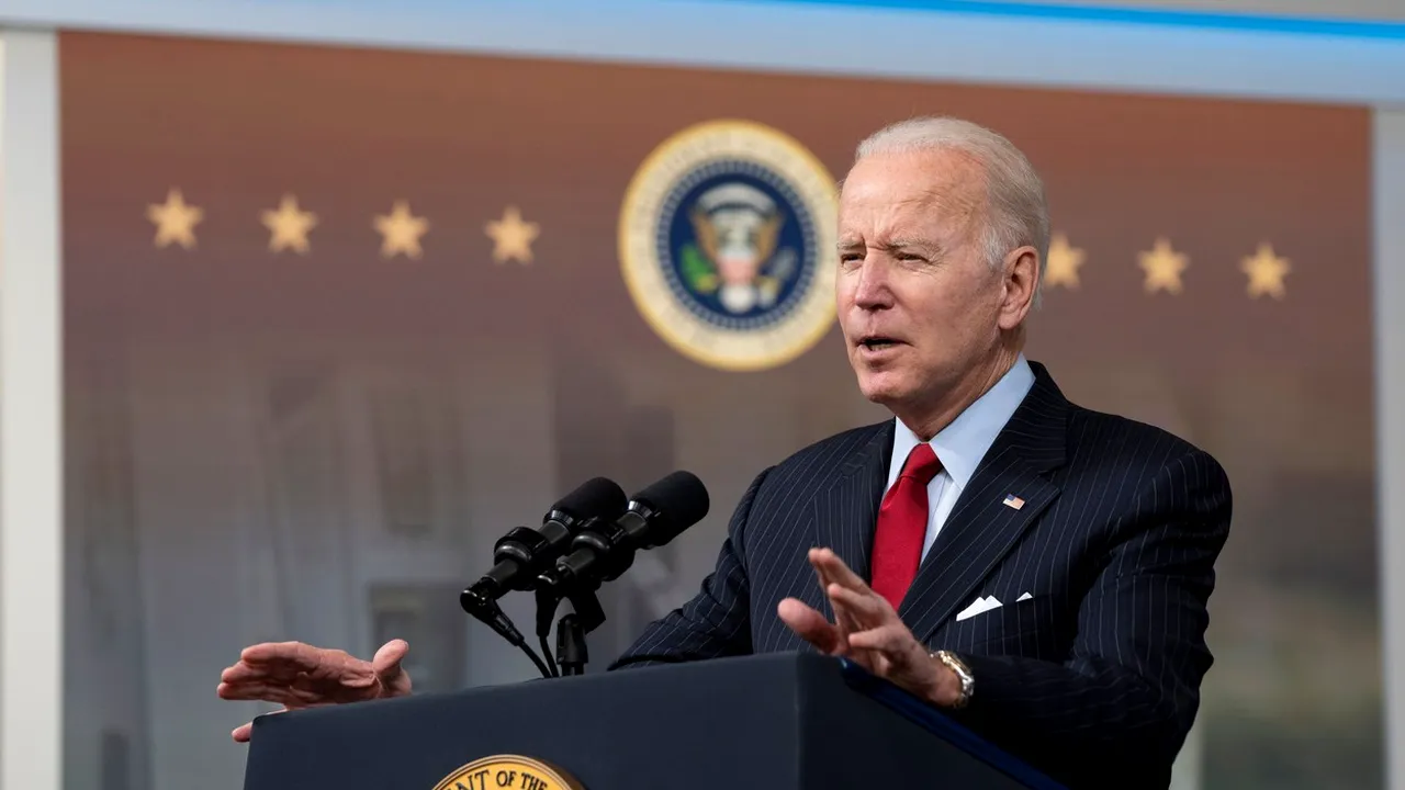 Joe Biden anunţă utilizarea de petrol din rezerva strategică, pe fondul crizei preţurilor carburanţilor