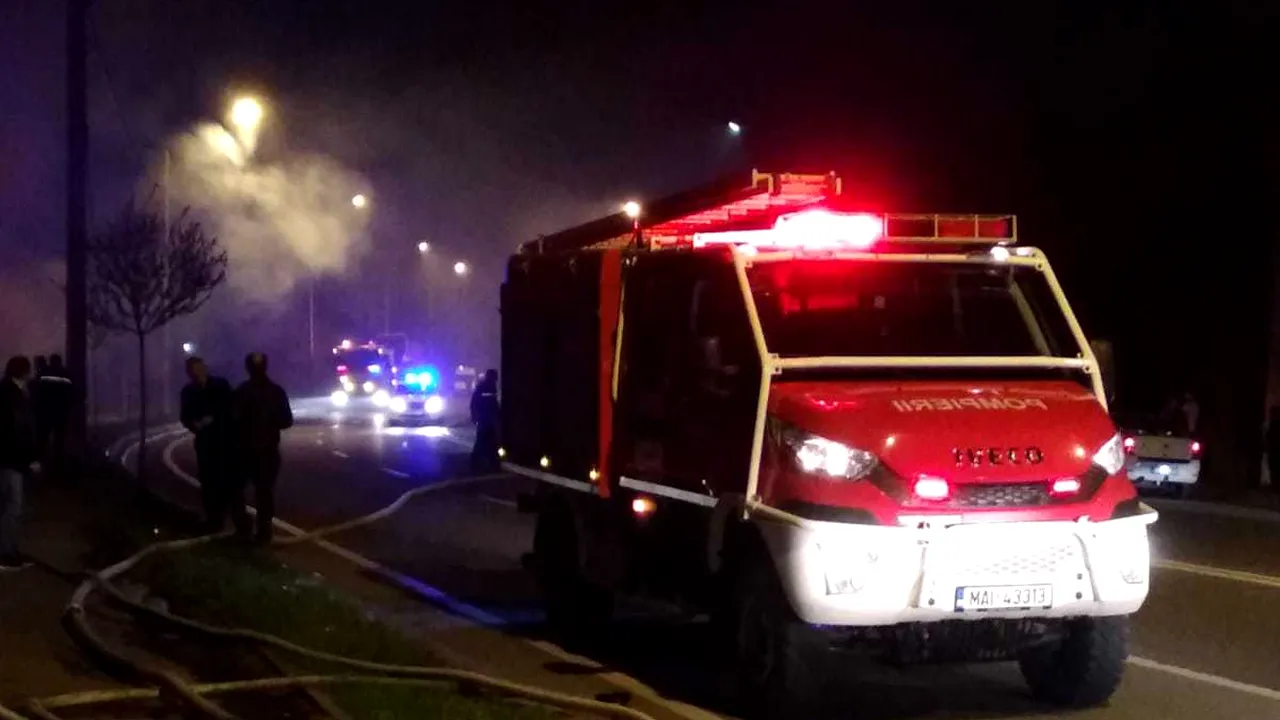 Incendiu puternic în gara din Caransebeş, izbucnit la trei vagoane şi extins la o clădire | VIDEO