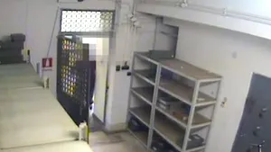 Cum a reuşit o angajată a BCR să sustragă 150.000 de euro din camera de tezaur - VIDEO