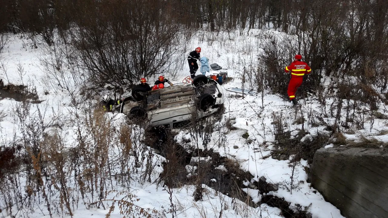 ACCIDENT între Azuga şi Predeal: Trei persoane rănite, după ce maşina în care se aflau a derapat şi s-a răsturnat într-o râpă | FOTO