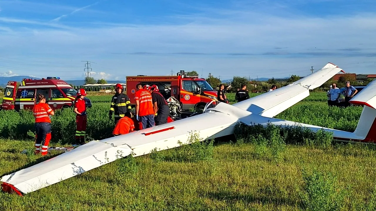 Un planor a aterizat forţat lângă Gara Deva. Pilotul de 21 de ani a fost rănit