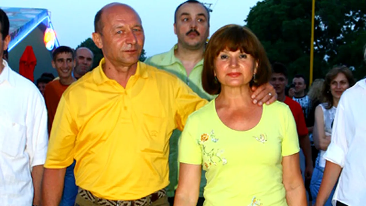 Băsescu şi soţia sa, la concertul de pe plaja Mamaia