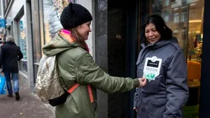 Oameni ai străzii din Amsterdam primesc bani din cerşit prin metoda plăţii contactless. O companie a găsit o soluţie pentru că oamenii nu mai folosesc cash