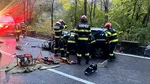 Accident pe DN 7, în Brezoi. Un tânăr de 18 ani a fost rănit după ce mașina sa s-a ciocnit cu un autocamion