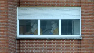 Soţul infirmierei spaniole infectate cu Ebola cere sancţiuni pentru oficialii din sănătate