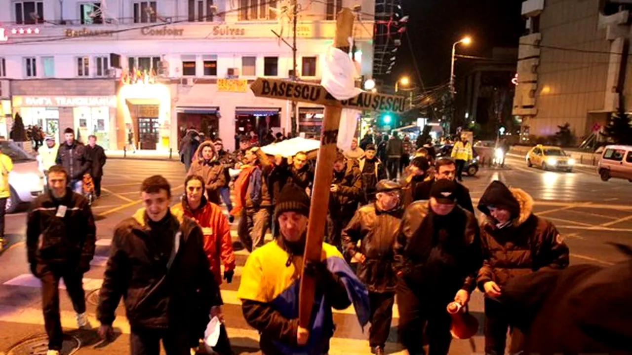 Filtre de jandarmi la ieşirile de la metrou Universitate. Sunt verificate persoane care pot avea petarde