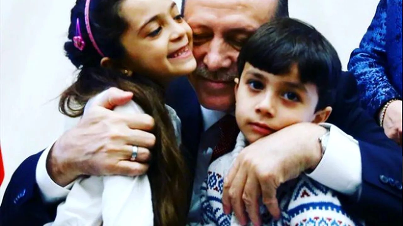 VIDEO Erdogan s-a întâlnit cu fetiţa siriană care a postat în timp real bombardamentele din Alep