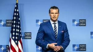 Șeful Pentagonului ar fi trimis planuri secrete familiei pe Signal. Hegseth neagă noile acuzații și spune că presa „încearcă să distrugă reputația oamenilor”