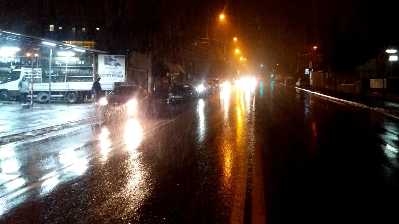 Şoferii prinşi nepregătiţi de prima zăpadă din Bucureşti: Cozi de mai bine de jumătate de kilometru la vulcanizări duminică noapte - FOTO