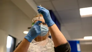 Cele mai frecvente reacţii adverse, în urma vaccinului anti COVID-19. Tratamentul preventiv nu e recomandat