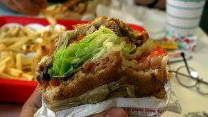 Fast-food-ul din Slatina unde două fetiţe au mâncat pizza şi au ajuns la spital, închis de autorităţi