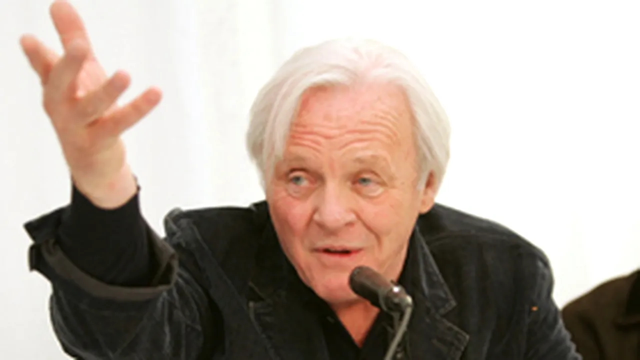 Anthony Hopkins, în rolul lui Ernest Hemingway