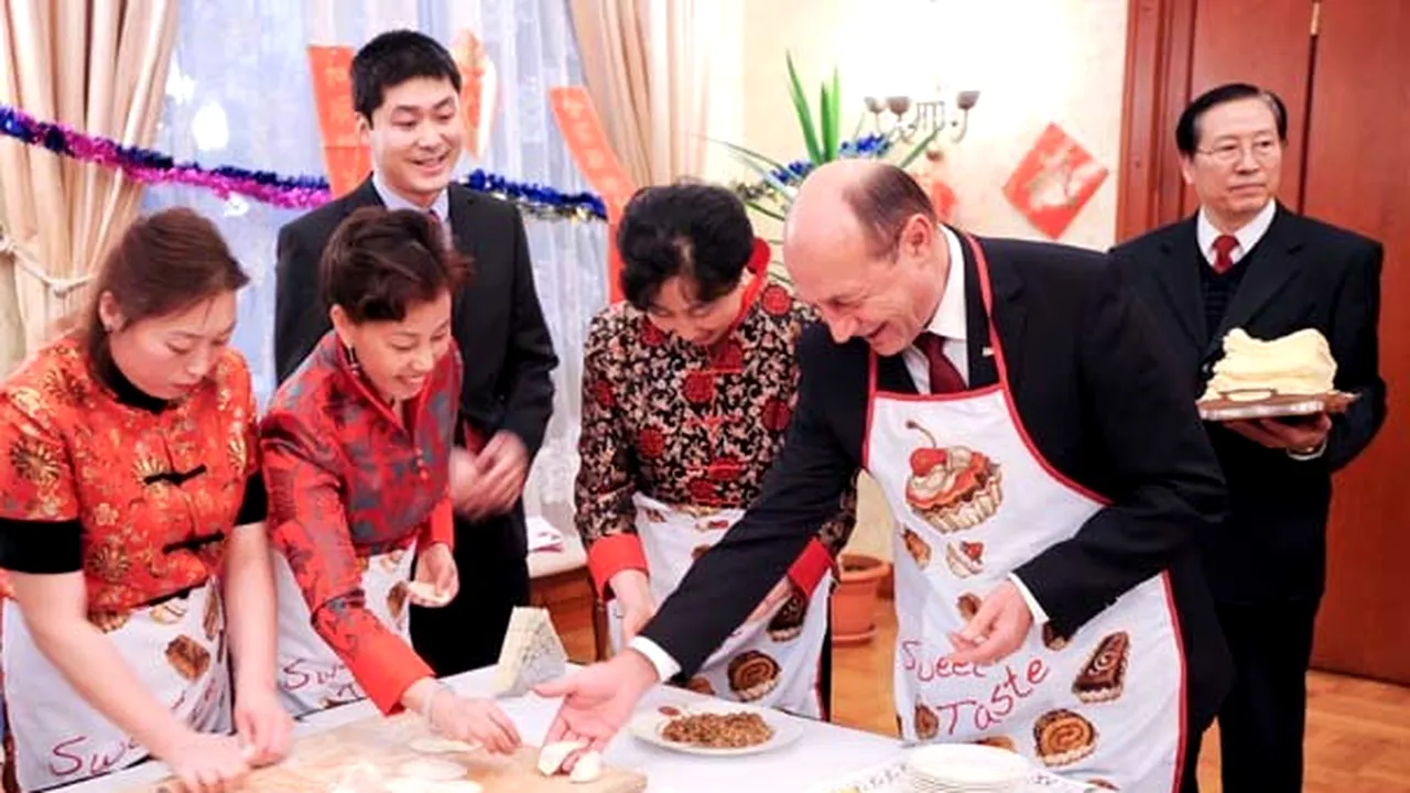 Băsescu şi-a pus şorţ de bucătărie şi a participat la un moment gastronomic la Ambasada Chinei - GALERIE FOTO