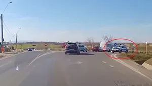 Când legea este doar pentru cetăţeni: O maşină de Poliţie a fost filmată în timp ce circula pe contrasens