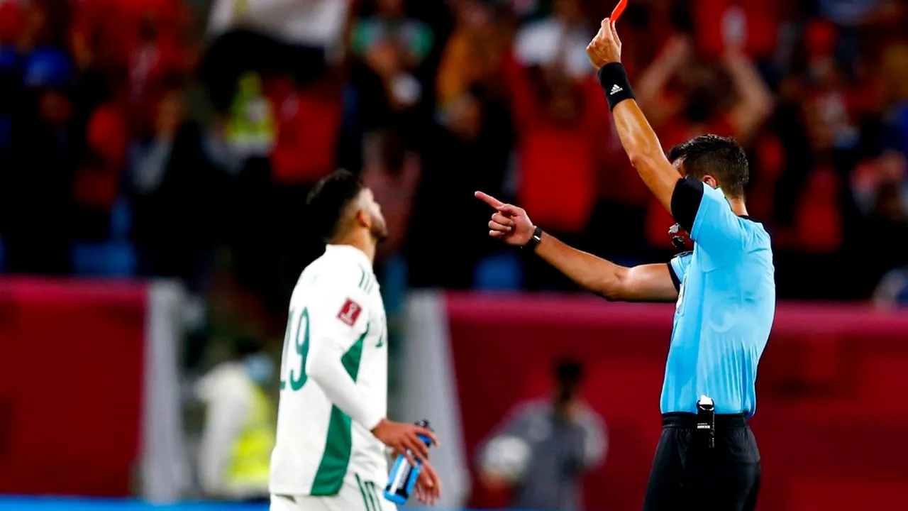 Un arbitru care va participa la Cupa Mondială de fotbal a acordat 10 cartonaşe roşii într-un meci