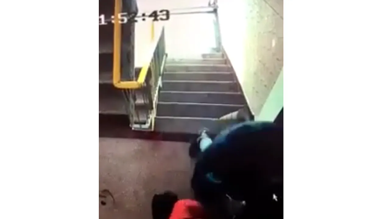 Bătrân bătut cu bestialitate pe scările unui bloc din Galaţi. Poliţia caută un bărbat eliberat în baza recursului compensatoriu