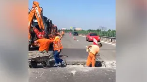 Probleme pe Autostrada Soarelui, la final de minivacanţă: Dalele s-au dilatat din cauza căldurii | VIDEO