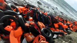 Franța și Marea Britanie vor un plan pentru a intercepta ”bărcile-taxi” care transportă migranți. Măsura ar putea spori pericolul traversării Canalului Mânecii