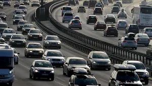 Maşini noi transportate pe autostrăzile din Germania, găurite de focuri de armă