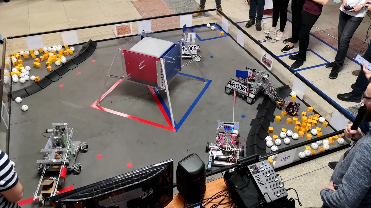 Zeci de roboţi, construiţi de elevi, au umplut un container cu minerale culese de pe o altă planetă | FOTO