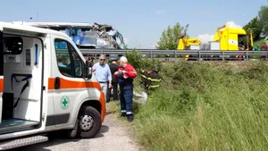 Zeci de răniţi în urma unui grav accident produs pe o autostradă din Italia 