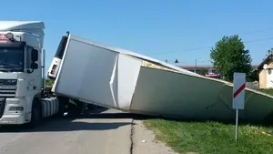 Accident feroviar în judeţul Timiş | Un tren de călători în care se aflau 400 de persoane a lovit un TIR. Traficul feroviar, blocat | FOTO