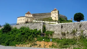 În premieră, turiştii au posibilitatea să doarmă la Cetatea Râşnov într-un cort militar