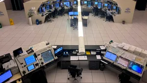 Câți controlori monitorizează zborurile tuturor avioanelor aflate în orice moment în spațiul aerian al României. Imagini în premieră din centrul de operațiuni al ROMATSA