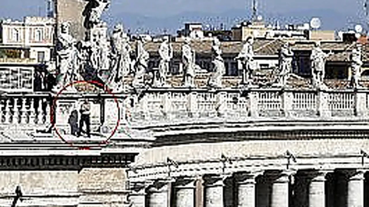 Un român a urcat pe o schelă în piaţa San Pietro şi i-a cerut Papei să 