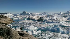 Stratul de gheaţă din Groenlanda se topeşte de 7 ori mai repede decât în 1990