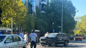 Accident grav în Capitală: șoferul unui Mercedes a fugit după impact, o femeie a ajuns la spital