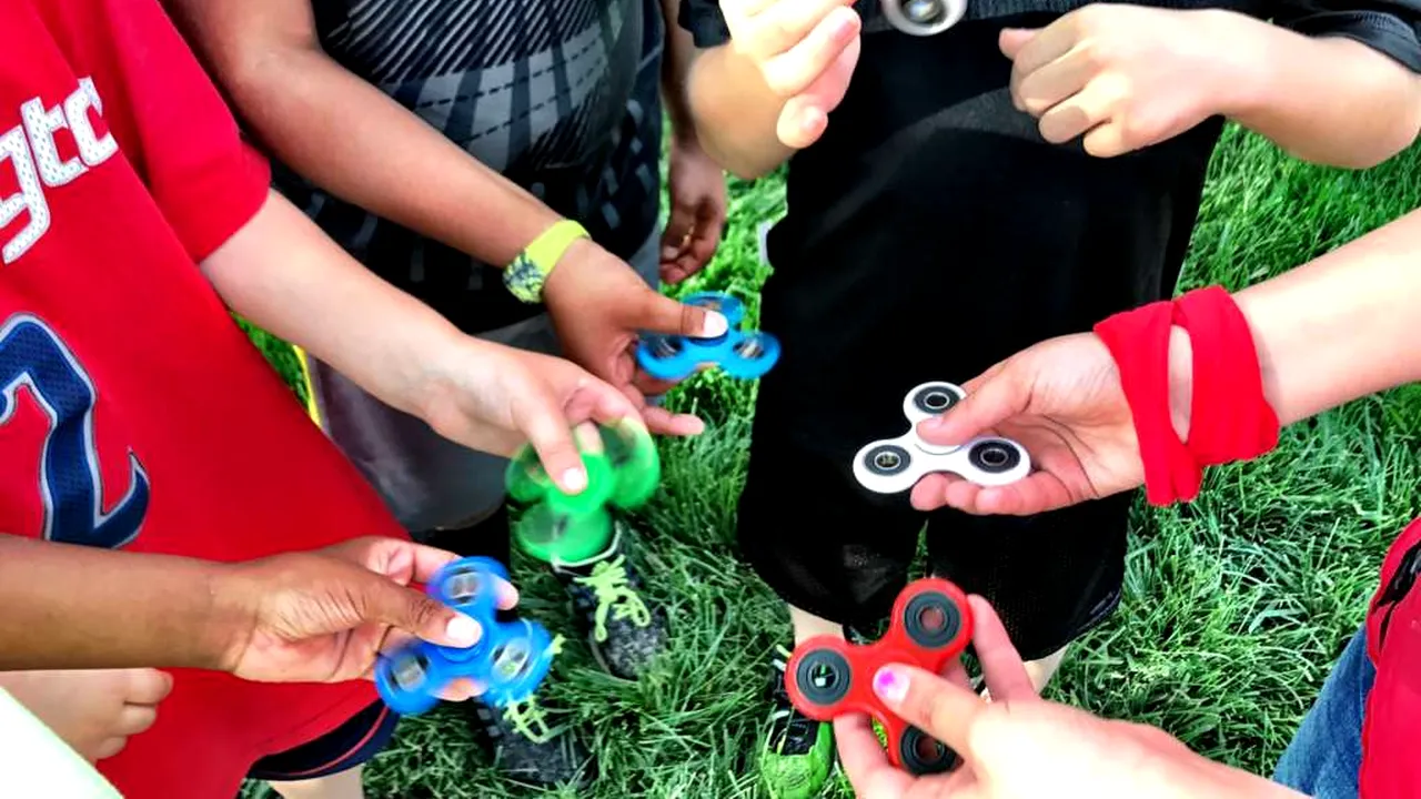 COPIII sunt cuceriţi iremediabil de spinner fidget şi kendama. Ce fac aceste jocuri să fie IREZISTIBILE 