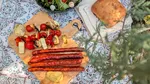 Rețetă rapidă de vară: Cârnați cu frigărui de legume la grătar. Trucul prin care ies rumeni la exterior și suculenți la interior