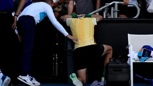 Australian Open. Unui jucător de tenis i s-a făcut rău şi a vomitat pe teren