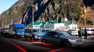 Ruşii fug de mobilizare. Coada de la graniţa dintre Rusia şi Georgia se întinde pe 10 kilometri