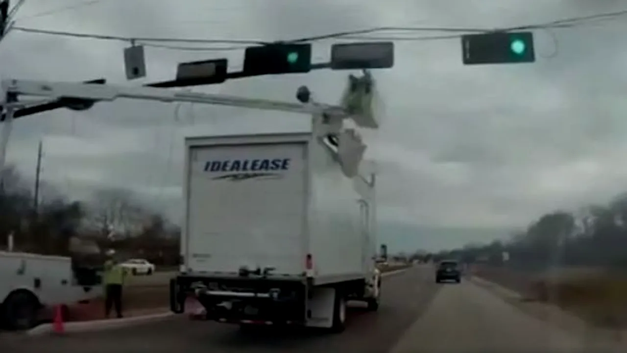 Momentul TERIFIANT în care un camion loveşte un lucrător, în timp ce acesta repară un semafor | VIDEO